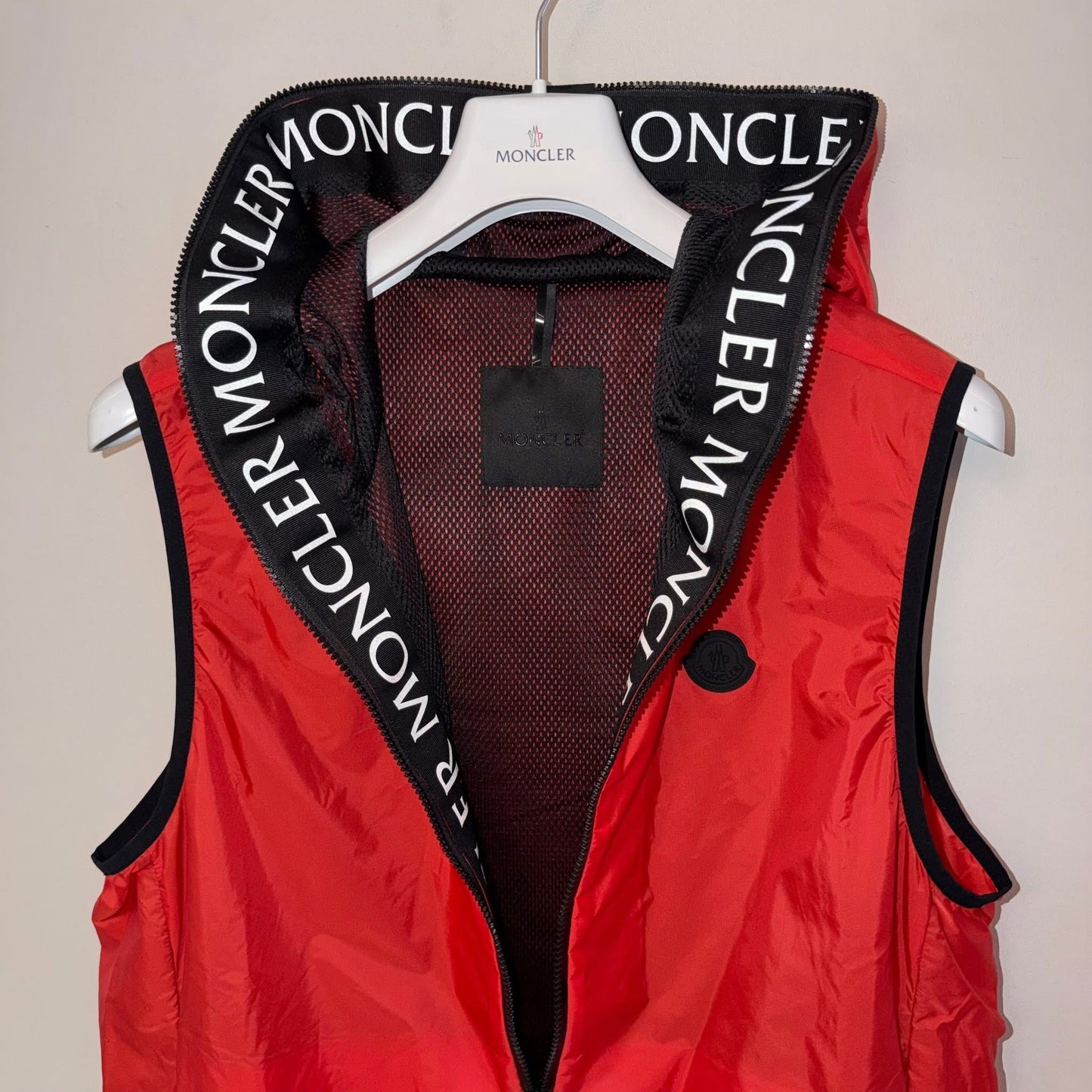 Moncler Pakito Hooded Gilet Red