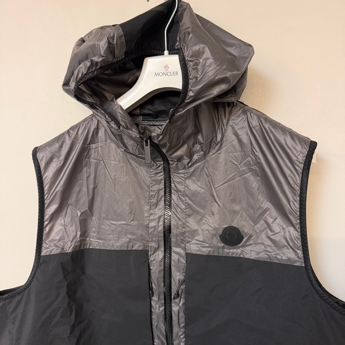 Moncler Heizo Hooded Vest Grey/Black - Size 7